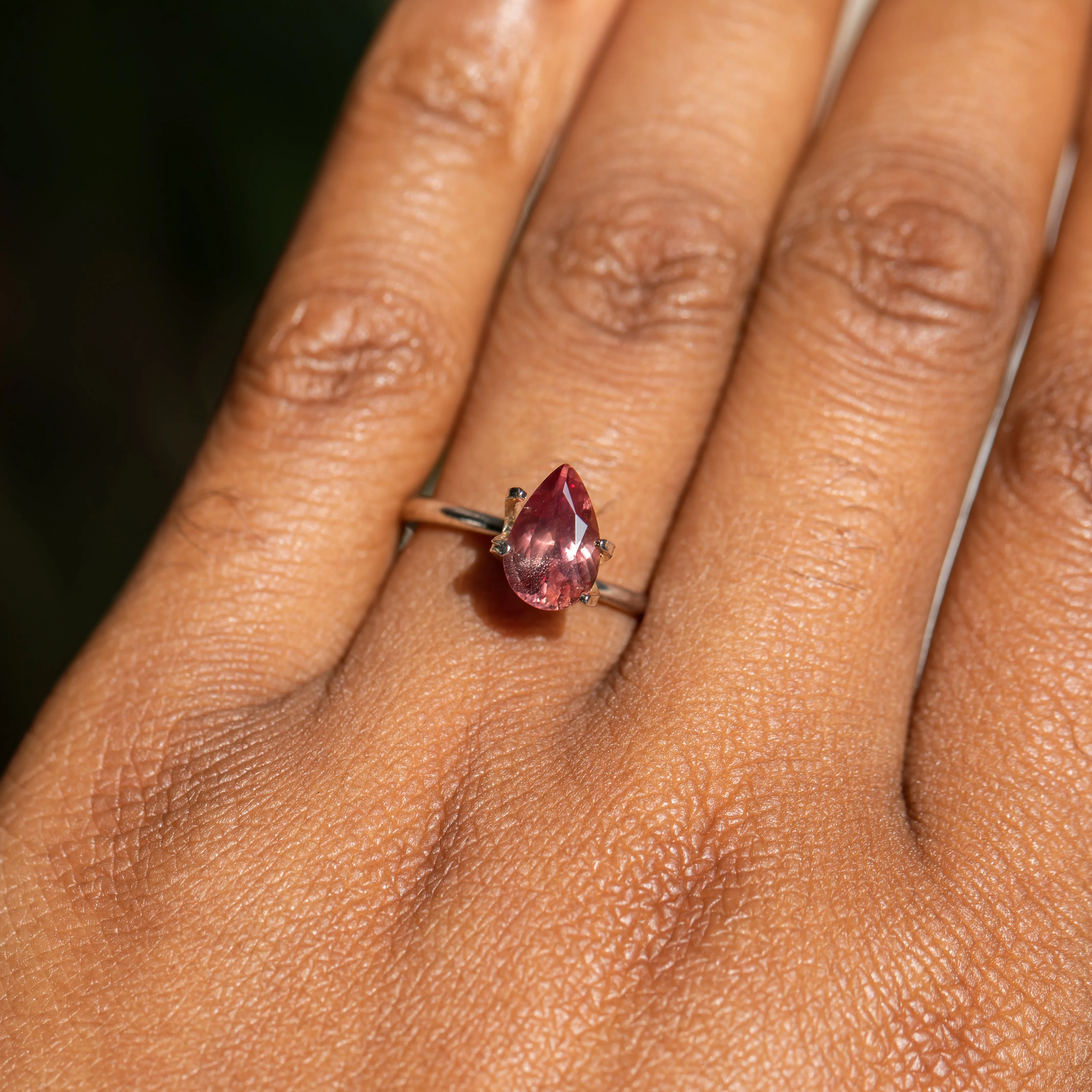 1.75CT PEAR MOZAMBIQUE SAPPHIRE, RUST COPPER RED, CINNAMON SAPPHIRE, 9.40x6.10x4.20MM, UNHEATED