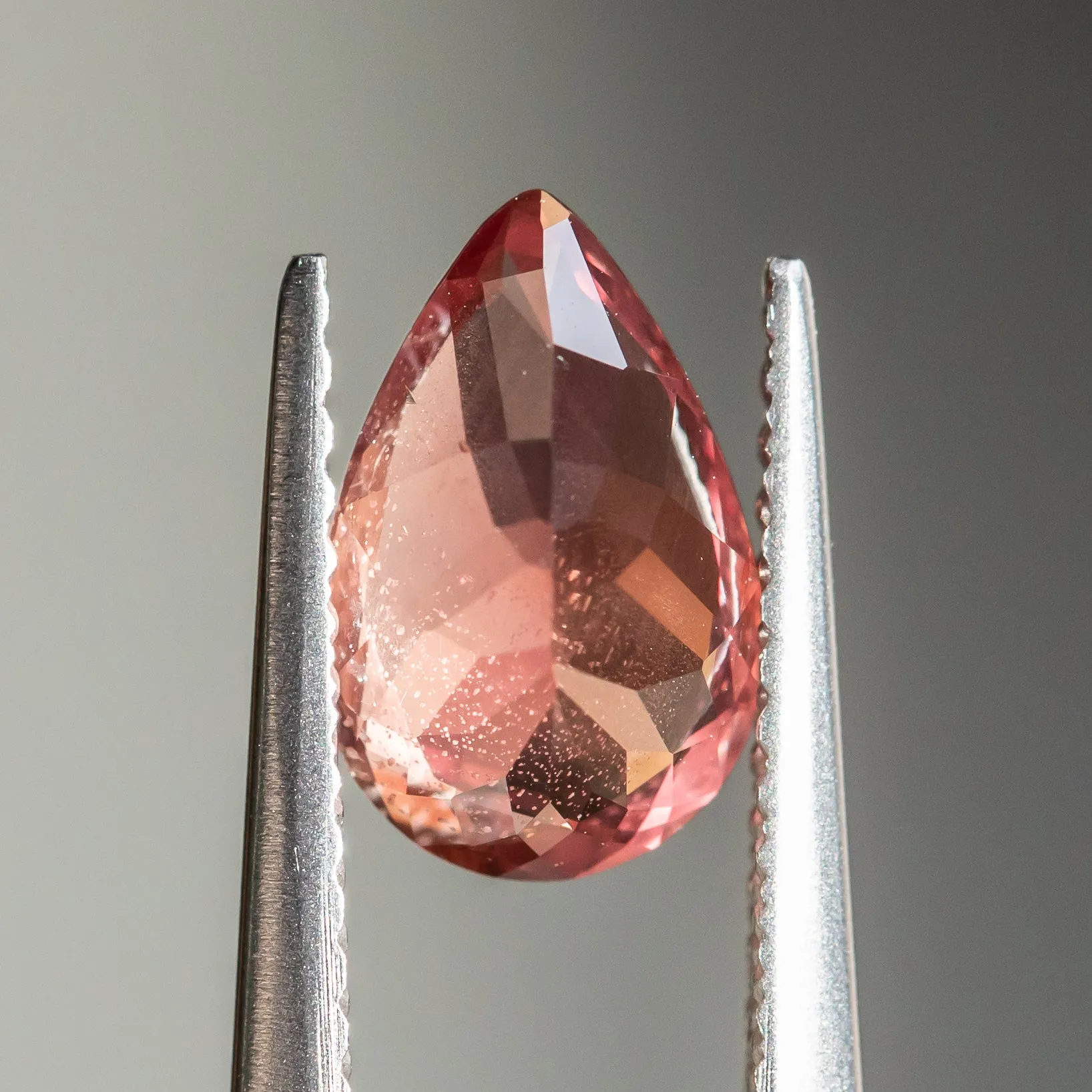 1.75CT PEAR MOZAMBIQUE SAPPHIRE, RUST COPPER RED, CINNAMON SAPPHIRE, 9.40x6.10x4.20MM, UNHEATED