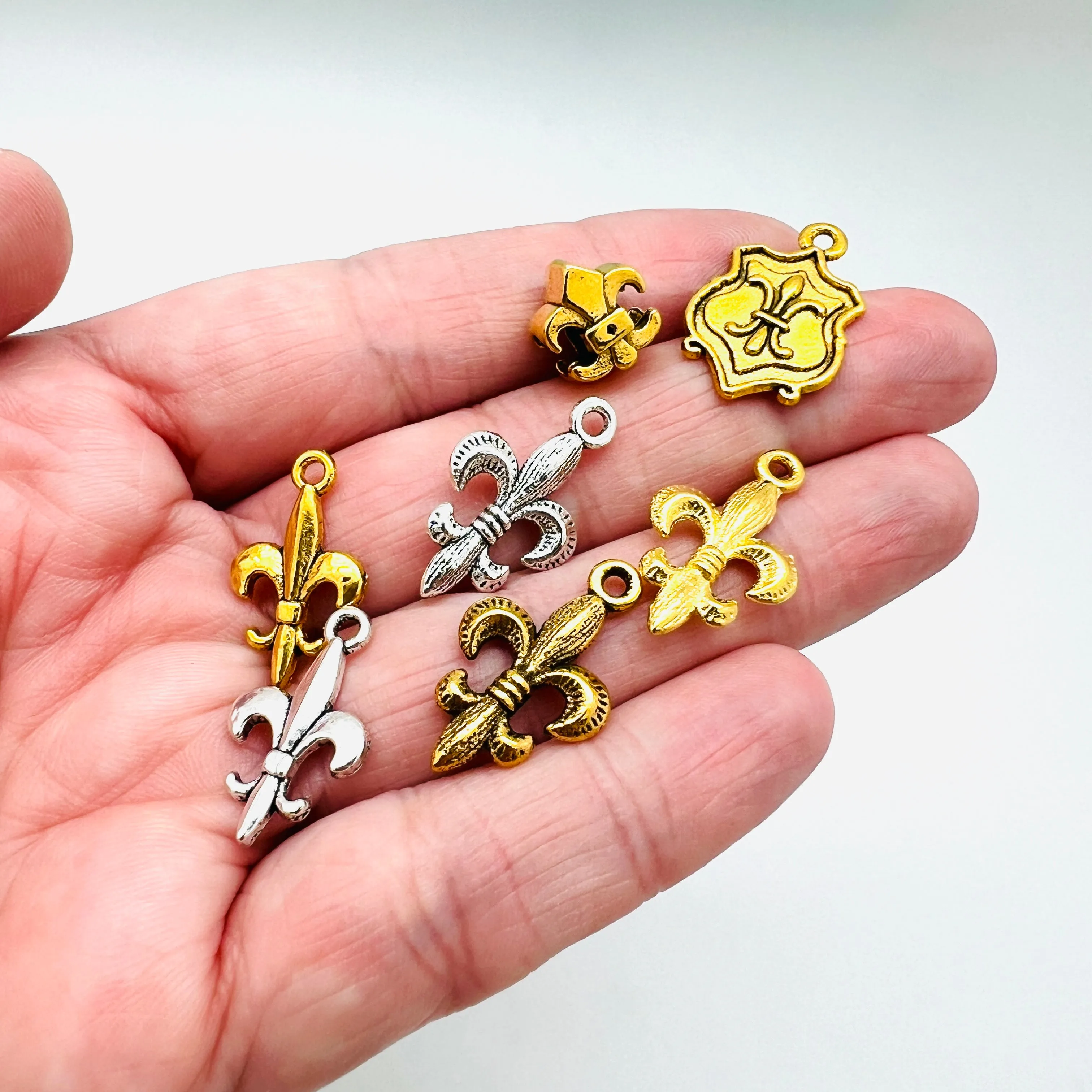 Fleur De Lis Charms - 20pcs