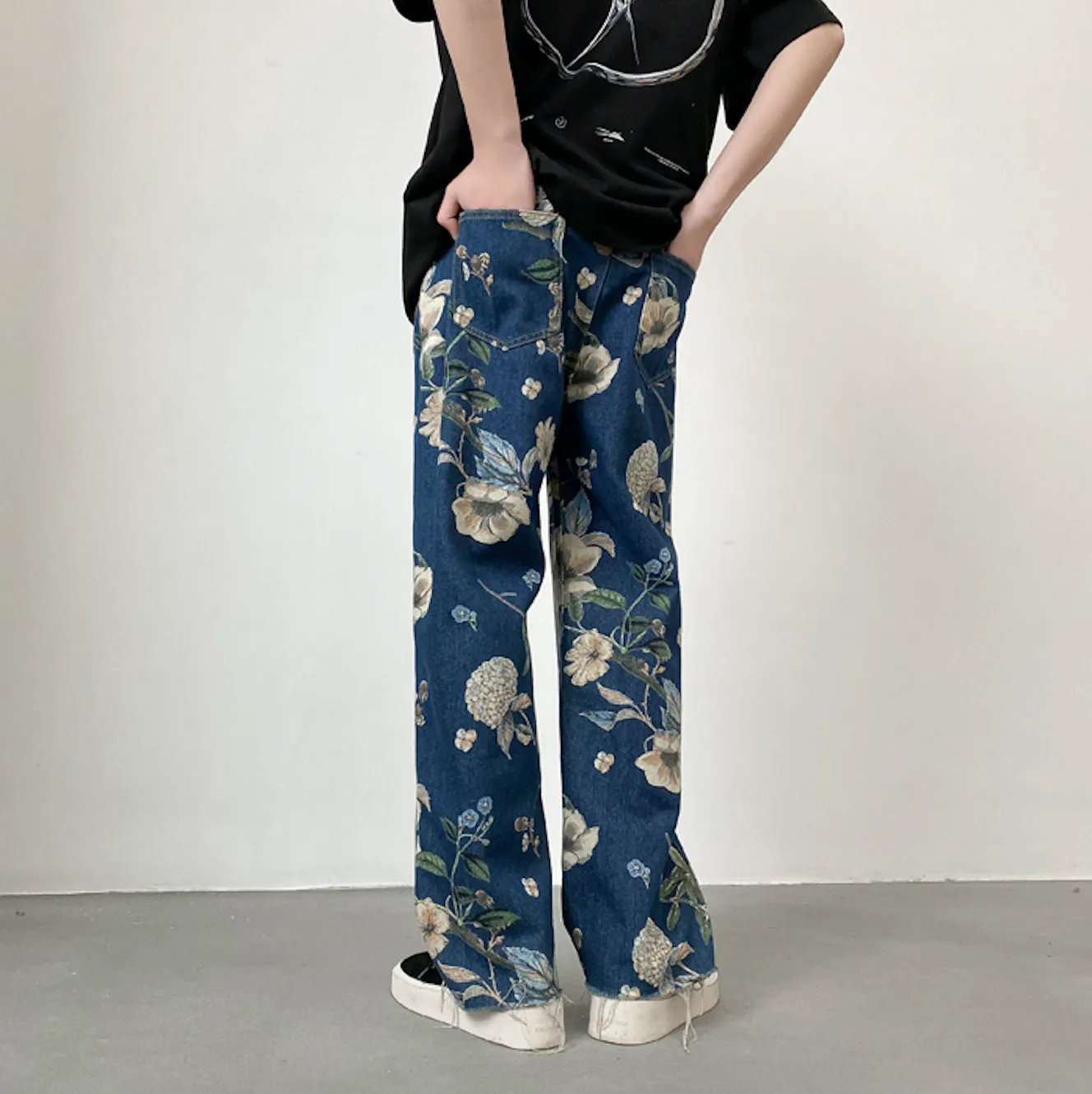 FLORAL-PRINTED LOOSE JEANS