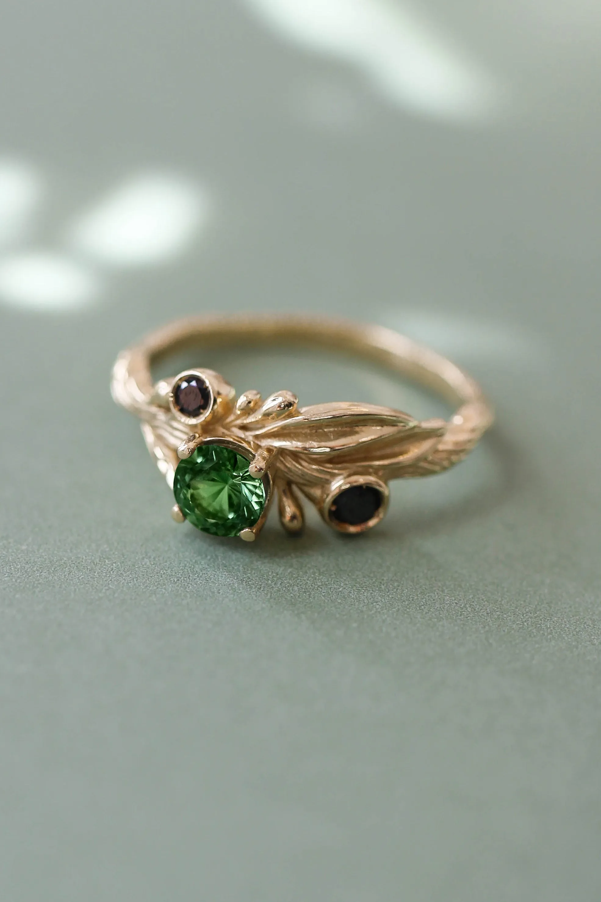 Olive branch ring with green tourmaline and black diamonds / Olivia