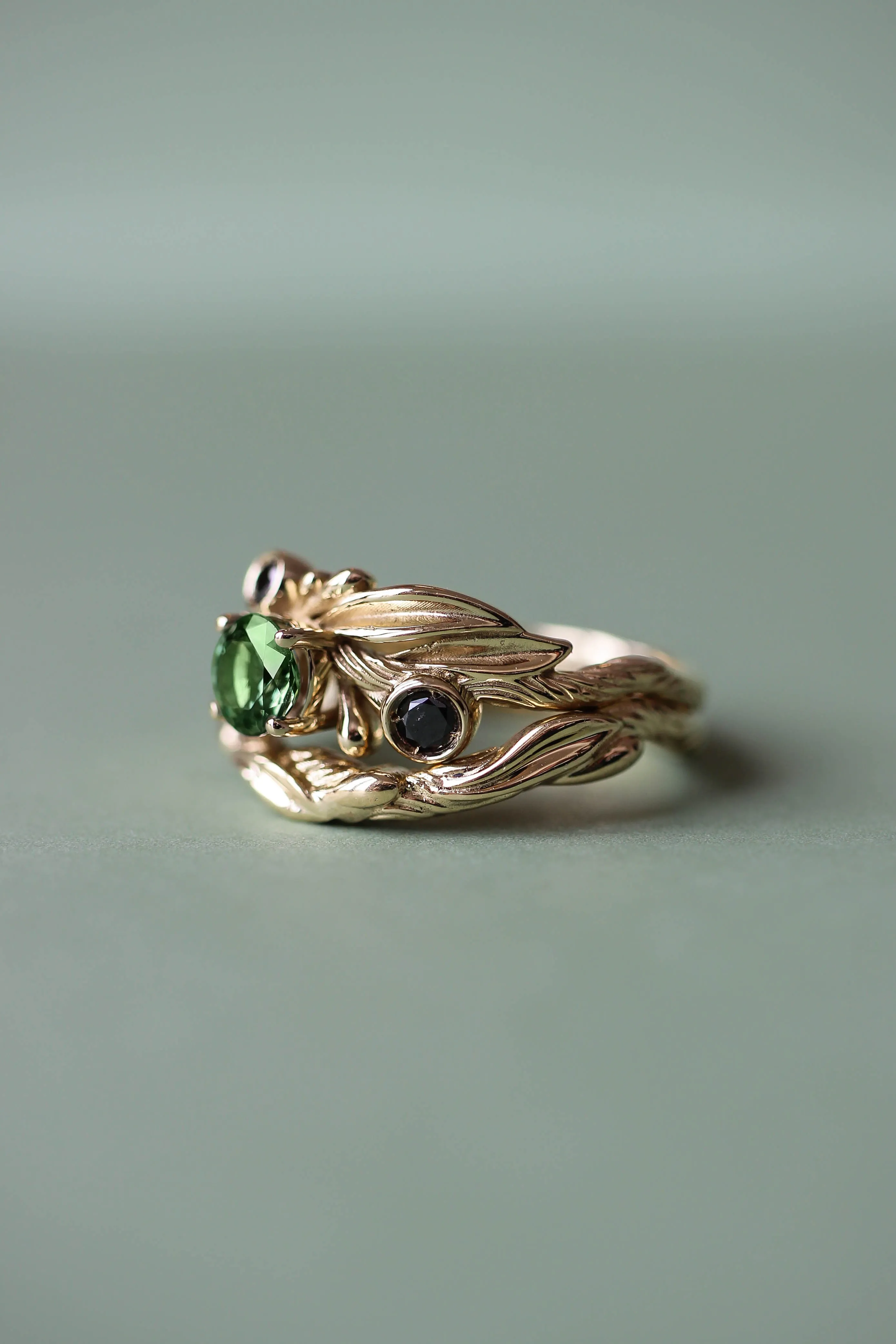 Olive branch ring with green tourmaline and black diamonds / Olivia