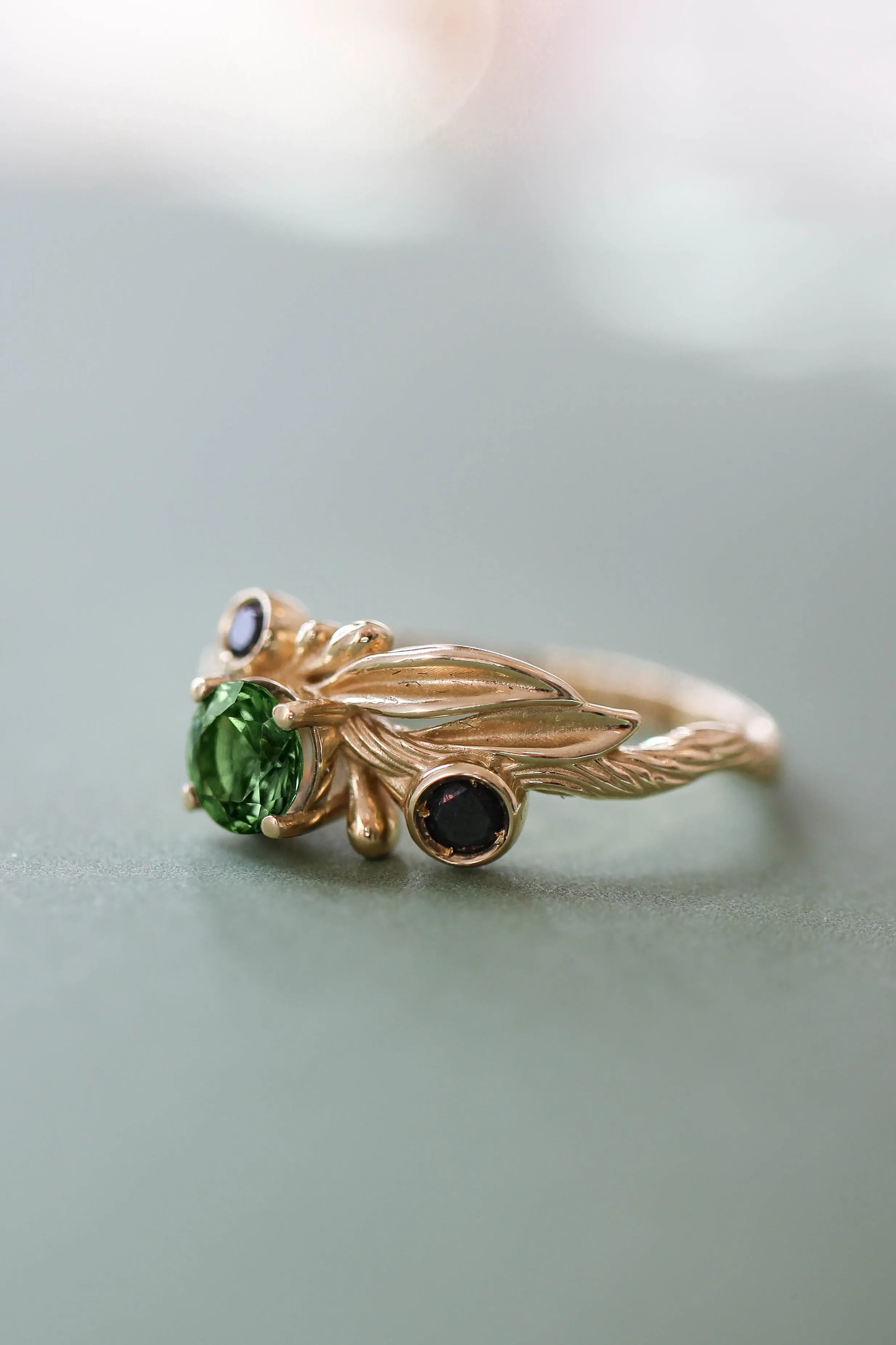 Olive branch ring with green tourmaline and black diamonds / Olivia