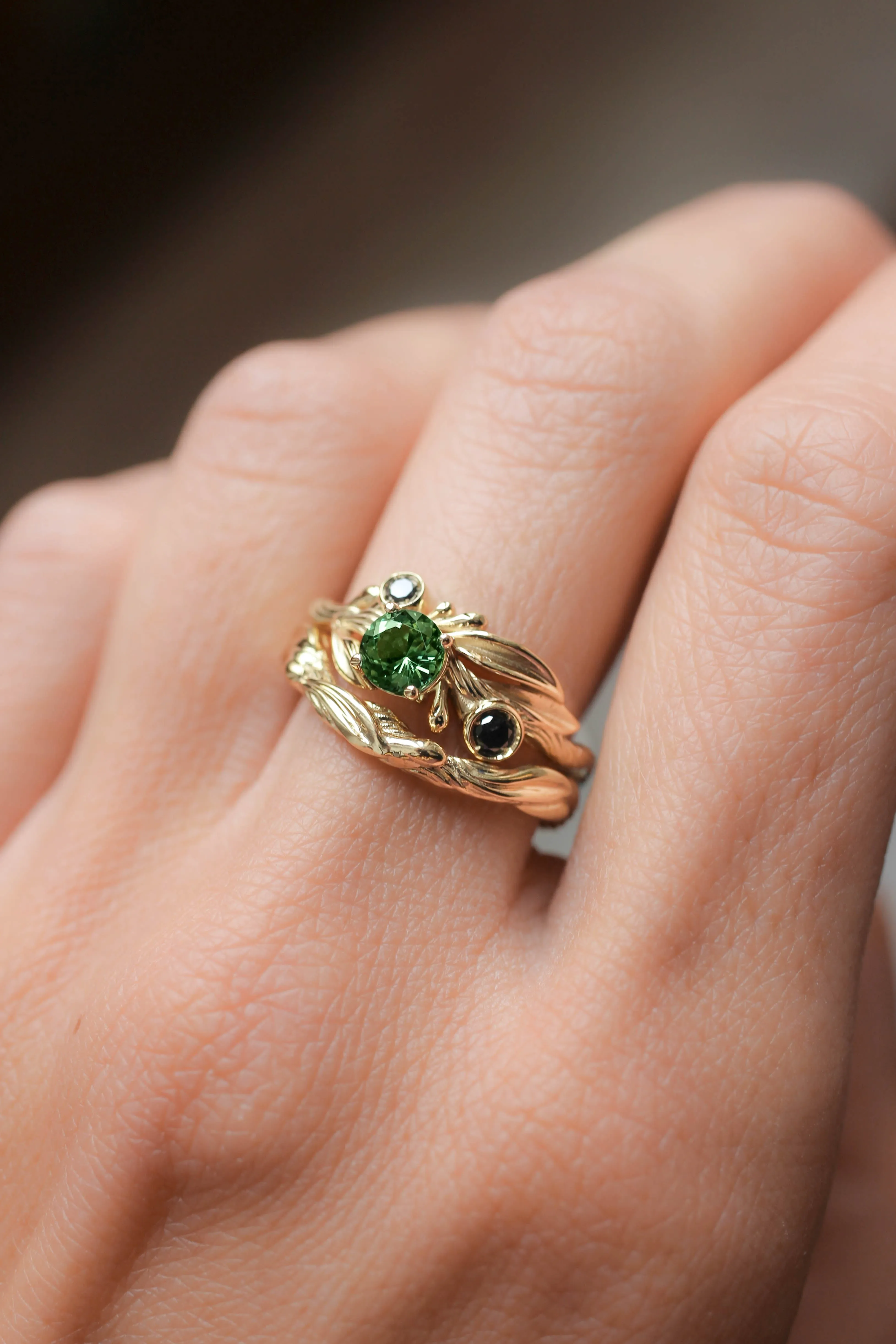 Olive branch ring with green tourmaline and black diamonds / Olivia