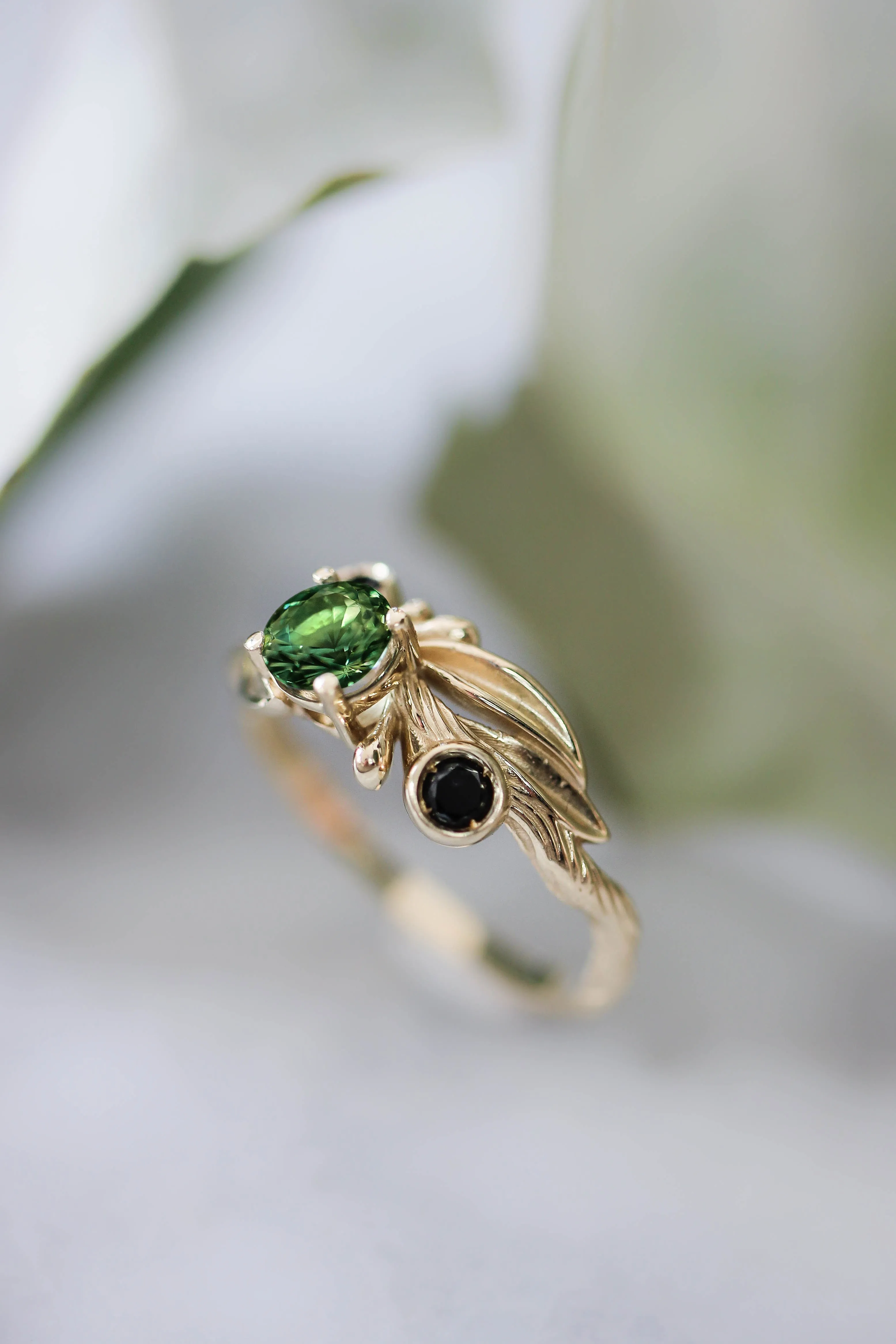 Olive branch ring with green tourmaline and black diamonds / Olivia